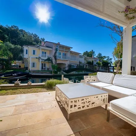 Villa Portville Canal Villas #120 *